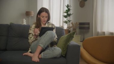 Gülümseyen Kafkas Kadın Oturma Odası, Tabletli Kadın Oturma Odası, yüksek kaliteli 4K görüntüler