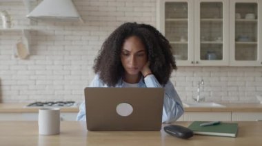 Öğrenci Kadın Laptop 'ta Üzücü Haberler Okuyor, yüksek kaliteli 4K görüntüler.