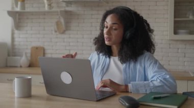 Curly Woman Videodaki Sohbetleri Mutfakta Yüksek Kaliteli 4K Görüntü 
