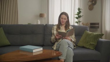 Dairesinde kitap okuyan, Kafkas Kadın Kanepede Yörüngede