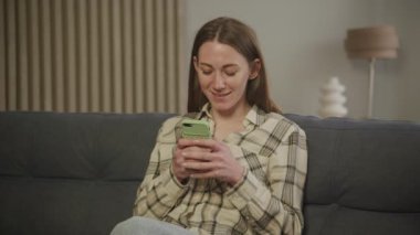 Akıllı telefonda Sohbet Yazan Kadın, Gülümseyen Kız Cep Telefonu Sohbeti Kullan