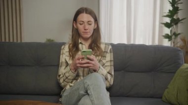 Apartman Öğrencisi Telefonunda Akıllı Telefon Kullanan Ciddi Kadın, Telefonunda oturan, Ruh Durumu Olmayan Kadın