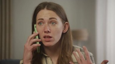 Ciddi Kadın Telefonda Konuşuyor, Dairesinde Akıllı Telefon Kullanan Kadın, Telefonda Duygusal Konuşan Öğrenci 