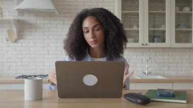 Mutfakta Gülümseyen Kadın Video Konferansında Konuşuyor, yüksek kalite 4K görüntü