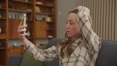 Kadın Kötü Haber Aldı ve Kafasını Tuttu, Kadın Haberleri Aldı ve Üzülüyor