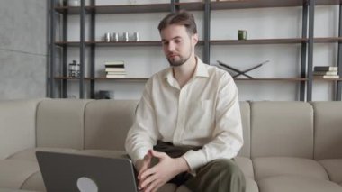 Şok Olan Genç Ofis İşçisi Kötü Haberleri Okuyor Laptop Bilgisayarına Bakıyor, Erkek Mesajı Olumsuz Sonuçla Karşılıyor, Stresli Adam Ekrana Bakıyor Sorun veya Çökme Kafası Karışık