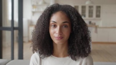 Mutlu Afrikalı Amerikalı Kadın Kamerayla Konuşuyor Telefon Kaydı Vlog, Güzel Kıvırcık Kadın Etkisi Sosyal Medya Yayını, Video Çağrısı, Sohbet Çevrimiçi, Akıllı Telefon Kullanımı