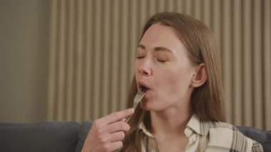 Sağlıklı kadın salata yiyor, beyaz kadın salatadan hoşlanıyor.