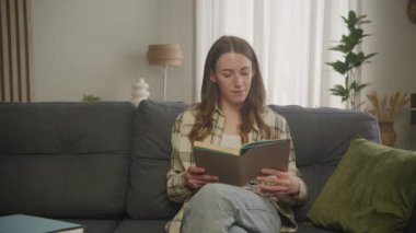 Sevimli Öğrenci Çekici Genç Kadın Kitap Okuyor Kanepe, Gençlik Kültürü, Yaşam Tarzı ve Mutlu Milenyum Konsepti, Yüksek Kaliteli 4k Görüntü