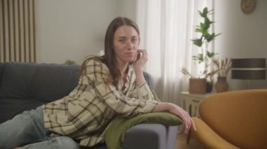 Evdeki Rahat Kadınlar Evdeki Koltukta Rahatlar