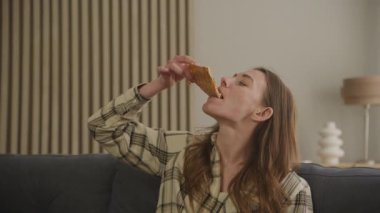 Neşeli Kadın Koltukta Oturuyor, Kadın Dairede Dilimlenmiş Pizza yiyor, Kadın Açgözlülükle Fast Food yiyor, Kafkasyalı Kadın Öğle Yemeğini Zevk Alıyor