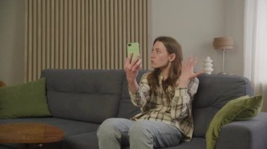 Dairesinde Duygusal Konuşan Kadın, Koltukta Oturan Kadın Kötü Haber Aldı