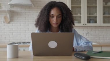 Afrikalı Kıvırcık Kadın Mutfaktaki Laptop Bilgisayarına Konsantre Olarak, Yüksek Kaliteli 4K Görüntüler