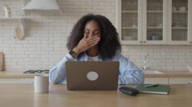 Afrikalı Kadın Dairesinde Dizüstü bilgisayarında sıkılıyor, yüksek kalite 4K görüntü