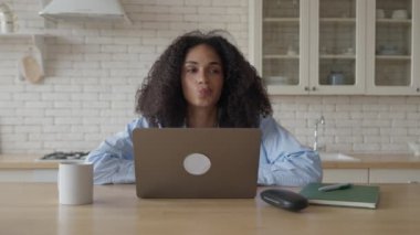 Afrikalı Kadın Mutfaktaki Bilgisayarda Çalışmayı Düşünüyor, Yüksek Kaliteli 4K Görüntüler