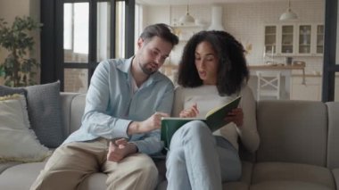 Genç bir çift planlarını tartışıyor ve onları Not Defteri 'ne kaydediyor. 