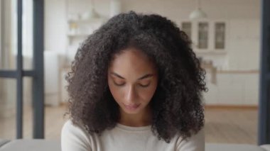 Kendine güvenen, Ciddi Yüzlü, Kamerada Evde Duran Güzel Afrikalı Kadın, Kendine güvenen Girişimci Kadın Yalnız Pozu, Yakın Çekim Görüntü Portresi, yüksek kalite 4K görüntü