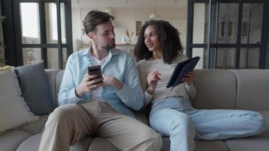 Genç Çift Telefon ve Tabletlerde Ev ve Sörf Ağı 'nda Yüksek Kaliteli 4K ayaktakımı