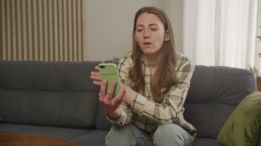 Üzgün Kadın Smartphone 'da Konuşuyor, Üzgün Kadın Telefonla Konuşuyor