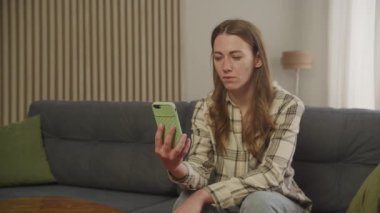 Üzgün Kafkas Kadınları Akıllı Telefonla Konuşuyor, Telefondaki Sinirli Kadın Sohbeti