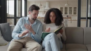 İki Neşeli Öğrenci Oturma Odasında Çalışıyor ve Derslerden Notlar Yazıyor, Yüksek Kaliteli 4K Görüntü