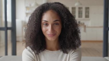 Başarılı Afrikalı Kadın Portresi Gülümseyin ve Kameraya Bakın, yüksek kalite 4K görüntü