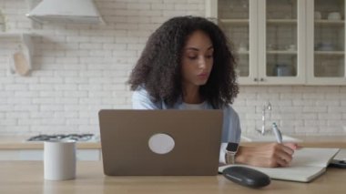 Sunny Cozy Apartmanında Ev Bilgisayarında Çalışan Gülümseyen Genç Kadın Portresi, Başarılı Yaratıcı Kadın İşadamı E-İş için Uzaktan İş Yapıyor, E-posta Gönderiyor