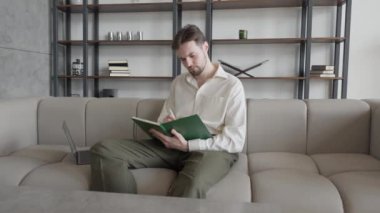 Kafkas Genç İşadamı Ofiste Buluşuyor ve Not Defterine Yazıyor, yüksek kalite 4K görüntü