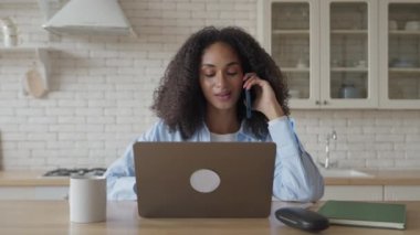 Mobil Sohbet Apartmanında İş Bulma, Bilgisayar, Küçük İşletme ve Serbest Çalışmalar Ofisinde Siyah Kadın Girişimciyle Laptop, Telefon Çağrı ve Uzaktan Çalışma