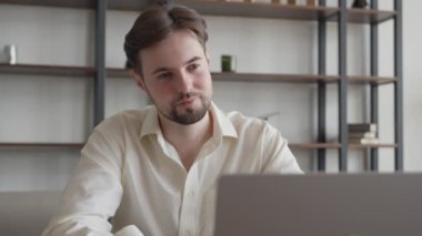 Toplu Olgun İşadamı Girişimci Bilgisayar İşadamı Düşünen İşadamı Başlangıç Problemleri Projesini Modern Ofisteki Erkek İşyerinde Çözüyor Önemli Karar Veriyor