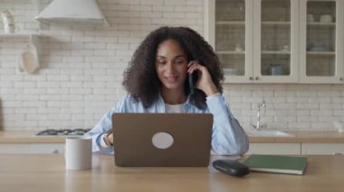 Laptop Online Daktilo ile Genç Afrikalı Amerikalı Kadın Uzaktan Çalışan, Yüksek Kaliteli 4K görüntüler