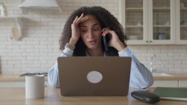 Diz üstü bilgisayar başında çalışan Afrikalı Kıvırcık Kadın, yüksek kalite 4K görüntü