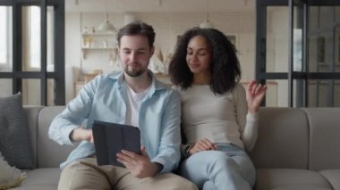 Çift Koltukta Dinleniyor, Tablet ve Kredi Kartını Çevrimiçi Alışveriş İçin Kullanıyor, E-ticaret, Rahatlama, Yaşam Tarzı, Dijital, Teknoloji, İnternet, Yüksek Kaliteli 4k Görüntü