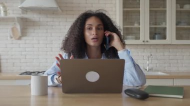 Genç Afrikalı Kadın Mutfakta Telefon Yapımında Konuşuyor, Uzaktan Uzaktan İş Arkadaşlarıyla İletişim kuruyor, Telesale Meslek İşgali Hizmetlerini Telefon Konseptiyle Satıyor