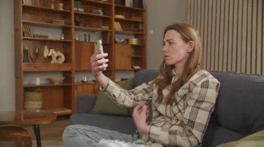 Umutsuz Genç Kadın Video Görüşmesi için Cep Telefonu Kullanıyor, Yüksek Kaliteli 4K görüntü