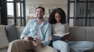 Çift Rahatlaması, Erkek Arkadaşı Oyun, Teknoloji ve İnternet Bağımlılığı Konsepti oynarken Telefonunda Zaman Geçiren Kadın, Yüksek Kaliteli 4K görüntü