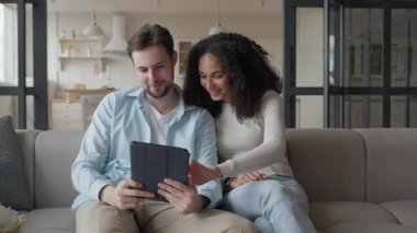 Mutlu Çift, Ev Dekorasyonu, İç Tasarım veya Eğlenceli Yenileme İçin Tablet, Gülümseyen Erkek ve Kadın, Ev Geliştirme, DIY veya Fikirler İçin Teknoloji Üzerine Yazma