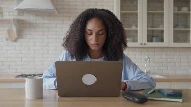 Yorgun Genç Siyah Kadın Mutfakta Dizüstü bilgisayarla Çalışmaktan Yorulmuş, Yüksek Kaliteli 4K Görüntü