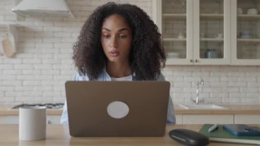 Yetişkin Afrikalı Kadın Telefonuna Cevap Veren ve Dairede Sohbet Etmek, Yüksek Kaliteli 4k Görüntü