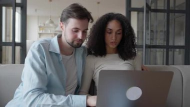 Sevgi Çifti Koltukta Dinleniyor Dizüstü Bilgisayara Bakıyor Yaz Tatilini Seçiyor ya da Balayı Gezisi, Düğün Planlama veya Alışveriş İnternetinde Birlikte, Yüksek Kaliteli 4k Görüntüler