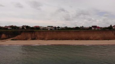 Sandy Beach, High Cliff, Light Sea Waves in Summer Day, Odessa Region, Zatoka, Gribovka, Gribivka, Ukrayna, Air Drone View from the Karadeniz Sahilinin yukarısından
