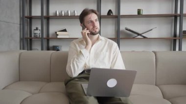 Meşgul Adam Ofis İşçi Yöneticisi Danışmanlık İstemcisi, Laptop 'ta Telefon Kontrolü. Profesyonel Tele-İşçi Broker Teklif Malzeme Hizmetleri Uzaktan Kullanılan Telefon Laptop, Yüksek Kaliteli 4k görüntü