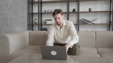 Odaklanmış İşadamı İleri Eğiliyor Modern Ofiste Yoğun Çalışıyor, Yüksek Kaliteli 4k Görüntü