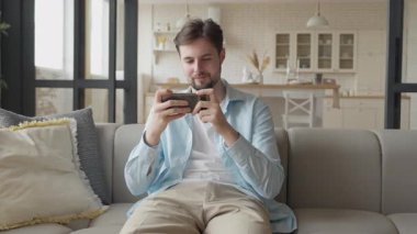 Smartphone 'da Mobil Oyun oynayan öğrenci, çok çalışıyor ve sonunda kazanıyor. Heyecanlı Oyuncu, Eğlence, Zafer anı, Rekabetçi Oyun, Teknoloji, Etkileşimli Oyun, Yüksek Kaliteli 4K Görüntü