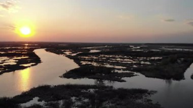 Sunset and River Manzarası, Nehrin Üzerinde Gündoğumunun Hava Aracı Görünümü, Sakinlik, Rahatlama, Meditasyon, Yalnızlık, Doğanın Güzelliği, Yüksek Kaliteli 4k görüntü