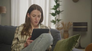 Tablet Ekranı 'na Bakan Şok Kadın, Beklenmedik Çevrimiçi Haberler Şaşırttı. Dijital Tepki, Duygusal İfade, Son Dakika Haberleri, Sosyal Medya Güncellemesi, İnternet Taraması, Yüksek Kaliteli 4K Görüntü