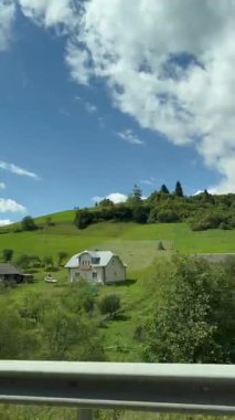 Yeşil Tepeler ve Kır Evleri Arabasının Büyüleyici Kırsal Manzarası. Huzurlu bir sürüşte nefes kesici kır manzarası, Idyllic Doğa Şovu, ve rahat köy evleri