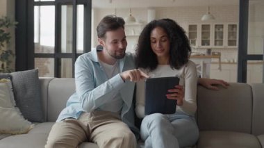 Çiftler Satın Almayı Tartışır, Erkekler Ekrana Vurur, Kadınlar Gülümser ama Anlaşmazlıklar. Yüksek kalite 4k görüntü