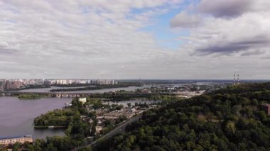 Kyiv 'in Dnipro Nehri üzerindeki hava aracı görüntüsü, şehri gösteriyor. Yüksek kalite 4k görüntü