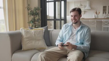 Evde Oyun Oynayan Duygusal Adam 'ın Portresi Joystick ile Eğleniyor. Teknoloji ve Eğlence konsepti. Yüksek kalite 4k görüntü
